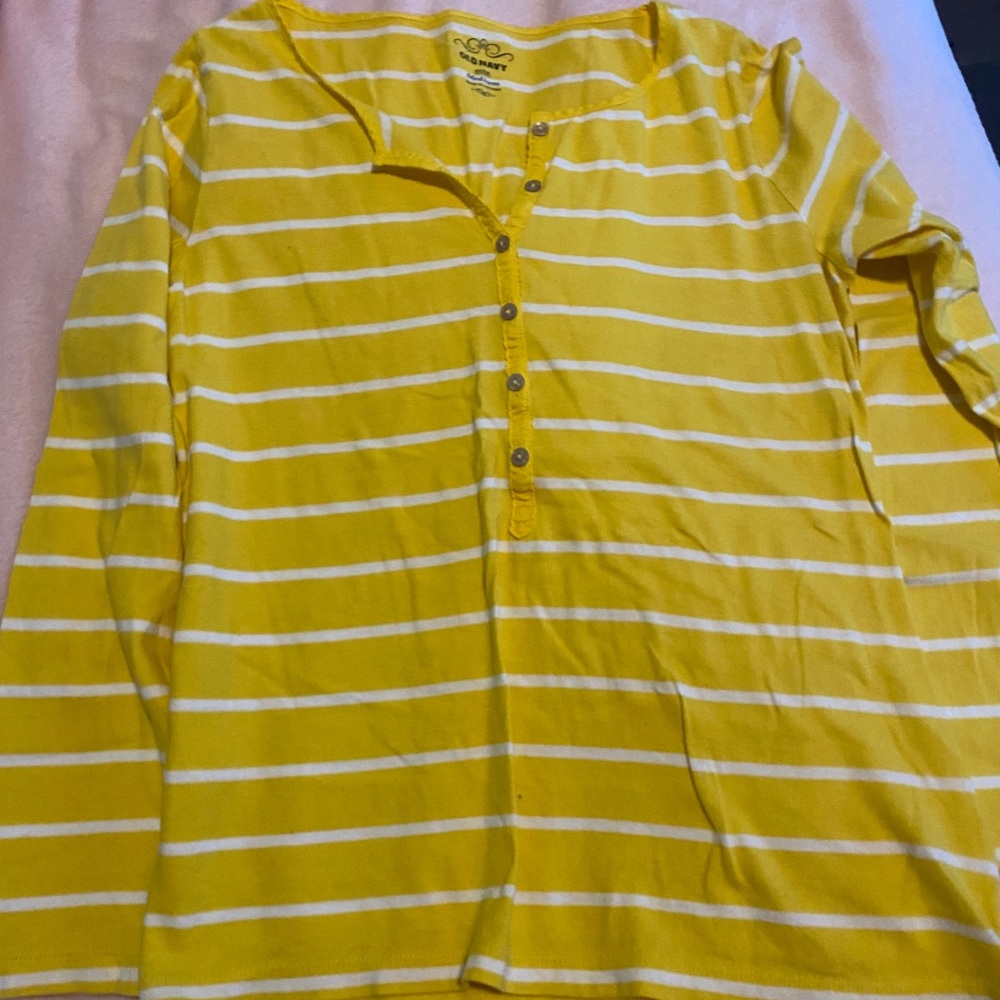 old navy yellow tee
